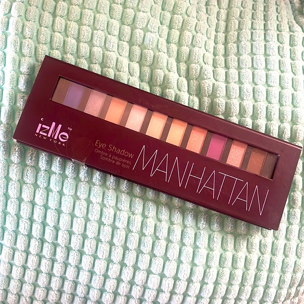 🆕 IZME NEW YORK 12 Color Eye Shadow, Manhattan
